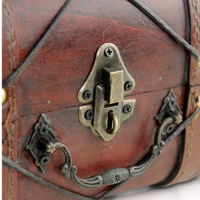 coffre-pirate-antique-loquet